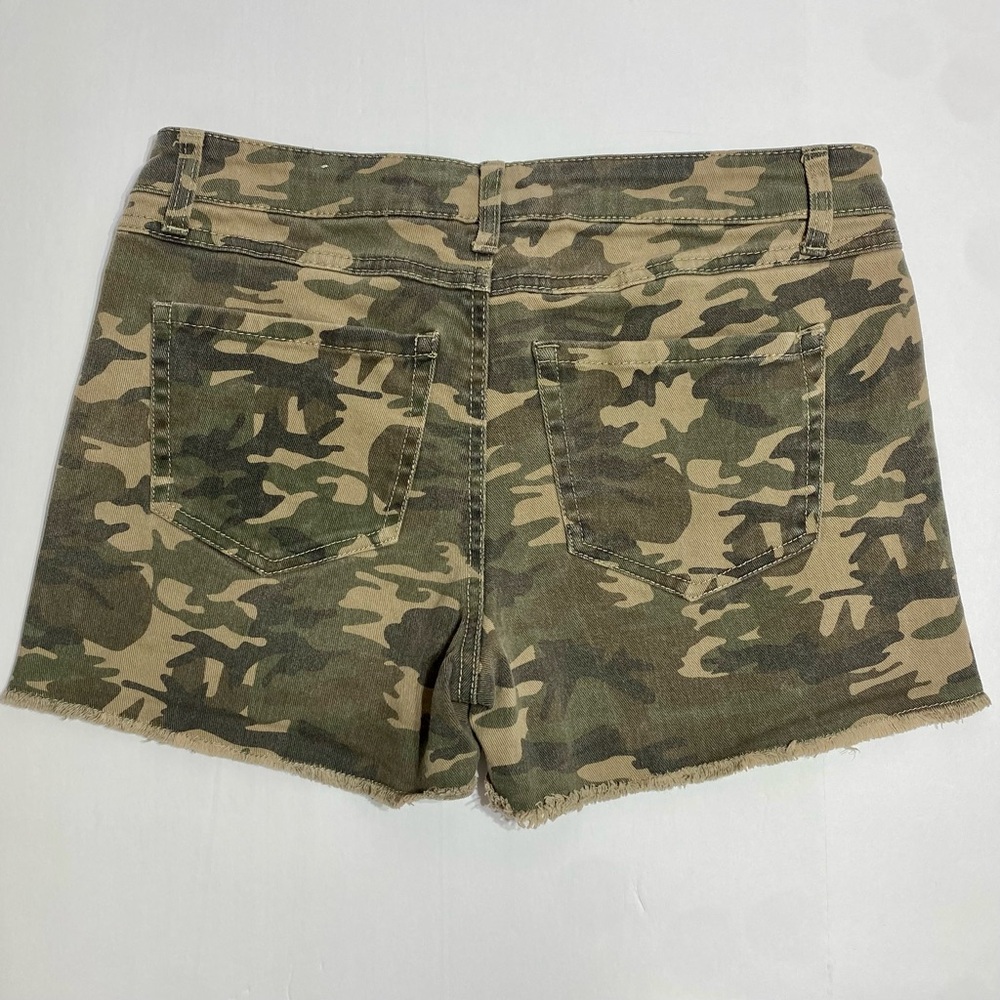 RUE 21 Camo Cut-Off Frayed Hem Women’s Shorts Size 5/6 - Picture 3 of 6